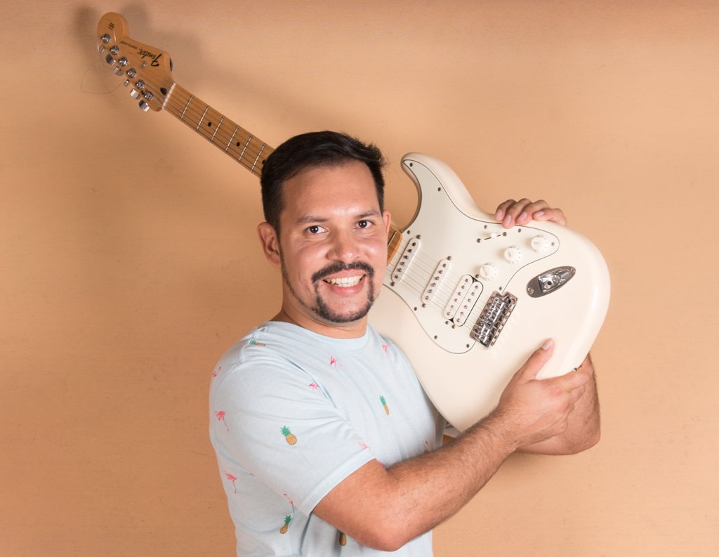 Foto José Ángel con su guitarra